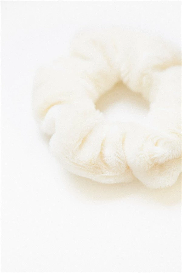Soft Scrunchie - Cream 4 Soft Scrunchie - Cream - Image 2